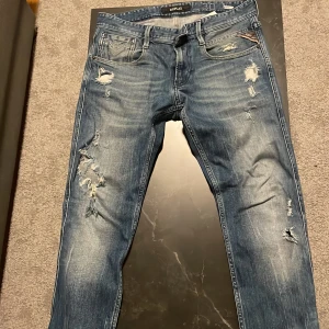 replay anbass jeans - tja, jag säljer mina replay anbass jeans då jag inte använder dom mer. dom är använda fåtal gånger. hör av er vid funderingar🙌välj gärna postnord som frakt val för min instabox strular👍