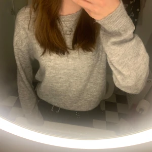 Grå stickad tröja💗 - Mysig grå stickad tröja med rund halsringning och långa ärmar. Perfekt för kyligare dagar och enkel att matcha med olika outfits!💗