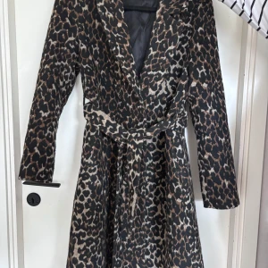 Trendig kappa från hm! - Ny pris 799! Knappt andvänd! Pris är diskuterbart!