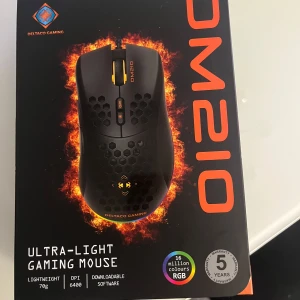 Deltaco Gaming Mus DM210 - Säljer en ultra-lätt gamingmus från Deltaco Gaming, modell DM210. Musen väger endast 70g och har en DPI på 6400. Den har RGB-belysning med 16 miljoner färger och nedladdningsbar mjukvara. Perfekt för gamingentusiaster som vill ha precision och stil.