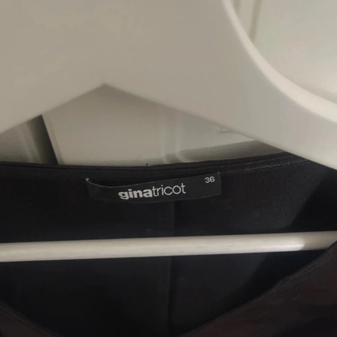 Svart glansig topp från Gina Tricot - 1