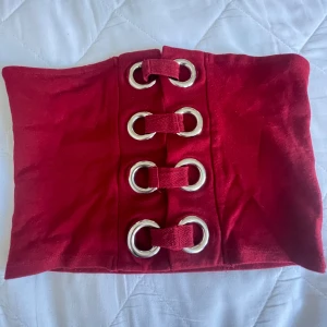 Röd tub topp från Forever 21 - Storlek S, bra skick. Snygg och har som gummi inuti så den hålls upp bra.