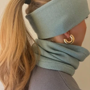 Ljusblått kashmir pannband - Snyggt ljusblått 100% kashmir pannband som håller dig varm och stilren. Perfekt för kyliga dagar och passar bra till både vardag och utomhusaktiviteter.