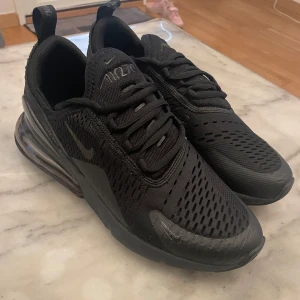 Svarta Nike 270s - Hej! Jag säljer dessa helt svarta Nike Air Max 270 i storlek 42 köpta för 1400 . De har bara använts några gånger men är i nyskick. Köptes i december men blev för småa för min storebror och han vill bli av med de