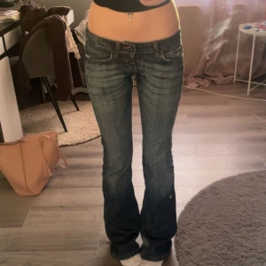 Ultra low waist jeans - Super lågmidjade. W-34, L- 36. Tar emot bud/prisförslag. Trasig dragkedja