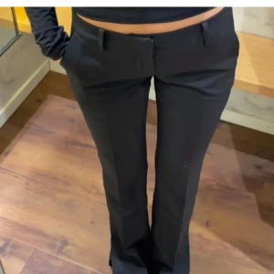 Lågmidjade kostymbyxor  - Säljer dessa populära lågmidjade bootcut kostymbyxorna från Bikbok i modellen vera petite. Använda några få gånger bara! 🩷 Nypris 500kr. (Lånade bilder)