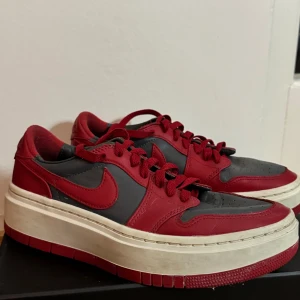 Air Jordan 1 Elevate Low - LÄS BIO INNAN KÖP! Säljer nu dessa skor då jag inte använder de längre. Användes ett antal gånger under sommaren 2023 och har sen dess stått i garderoben. Tecken på användning finns men är hela. Original lådan finns och följer med. Pris kan diskuteras om så önskas & lägg gärna prisförslag! 