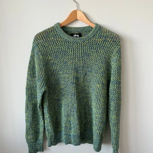 Stickad tröja från Stussy - Tröjan är i mycket bra skick och enbart använd ett fåtal gånger. Passar som S/M. Pris kan diskuteras!