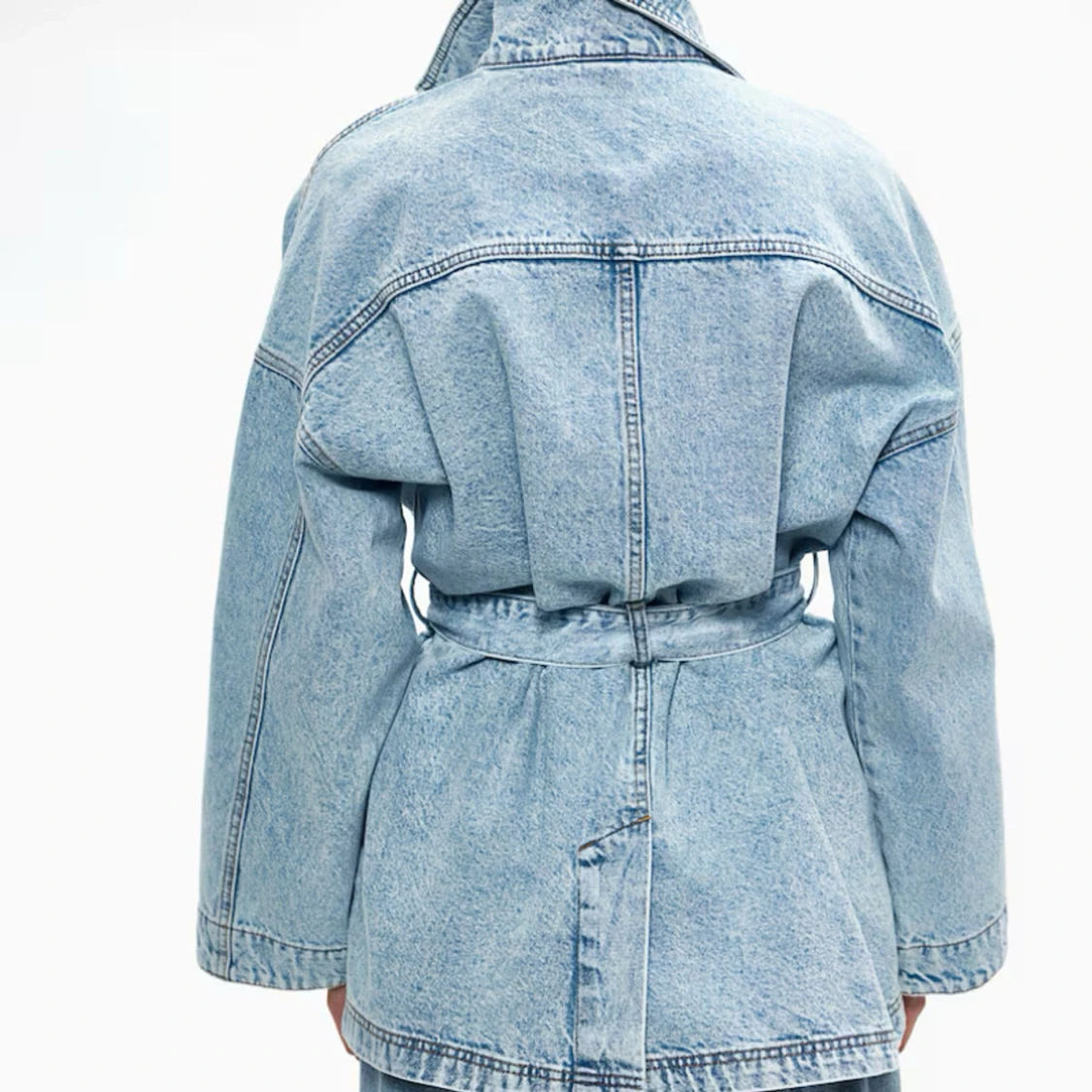 Ljusblå jeansjacka med bälte - 3