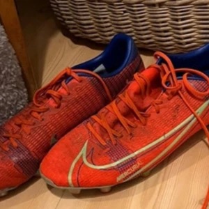 Nike fotbollsskor  - Nike röda fotbollsskor storlek 44