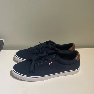 Mörkblå sneakers från Pier One - Snygga mörkblå sneakers från Pier one. Helt nya med prislapp och väldigt clean.