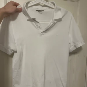 Vit Piké Herr  - Stilig piké från Jack o Jones i storlek S, inga defekter. 
