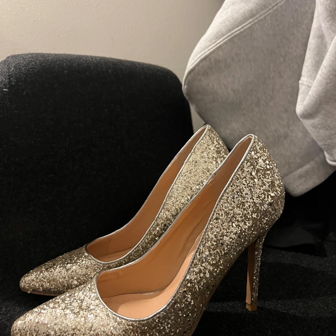 Glittriga guldiga pumps - 1