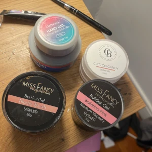 Nagelgel och tippar - Säljer press on naglar, man kan välja mellan gelerna på bilden och för att jag ska kunna mäta ut exakt vilken storlek ni är på naglarna så finns det en bild hur ni ska lägga eran hand bredvid en mynt. Jag kan göra olika disigner och har gjort på kunder.