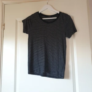 Svart randig t-shirt - Från monki