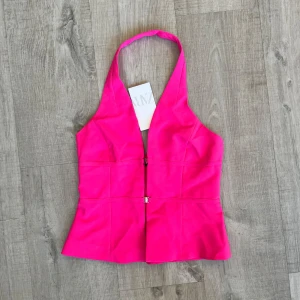 Rosa topp strl S - Säljer denna rosa topp köpt på ZARA. Strl S. Aldrig använd, lapp kvar 