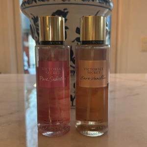 Viktoria secret body mists  - Säljer dessa två bodymists från Victoria secret i dofterna bare vanilla & pure seduction. Köp båda för 130. Annars går det att köpa bare vanilla för 70 och pure seduction för 90💕