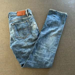 Tiger of Sweden Jeans  - Säljer ett par snygga blå jeans från Tiger of Sweden i modellen Sharp. De har en klassisk femficksdesign och en bekväm passform. Perfekta för en stilren look. Nyskick utan defekter och priset kan spklart diskuteras✅