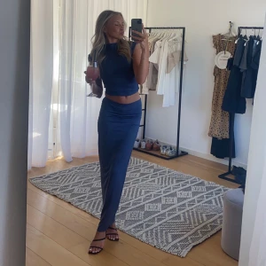 Mörkblå/grå set från Gina Tricot - Snyggt Gina set🤩 Set i från Gina i bra skick🤩🌸 Settet består av en långkjol och tillhörande top använt fåtal gånger i storlek XS ( båda delar)😍🌸☺️