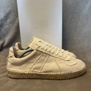 Maison margiela skor  - Snygga Maison margiela skor | Nya | Storleken är 42 | nypris ca 6-7k mitt pris 2999kr! kan gå ner vid snabb affär | Box ingår | Hör av er vid frågor eller funderingar!