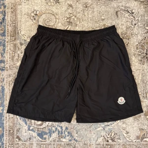 Moncler badbyxor  - Helt nya svarta badbyxor passar storlek S/M