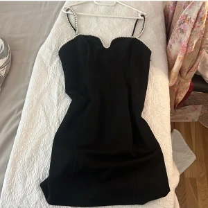 Svart kocktailkkänning - Fin svart klänning från Hm. Använd två gånger, i fin kvalité. I storlek 44 men sitter thight så den passar för M/L