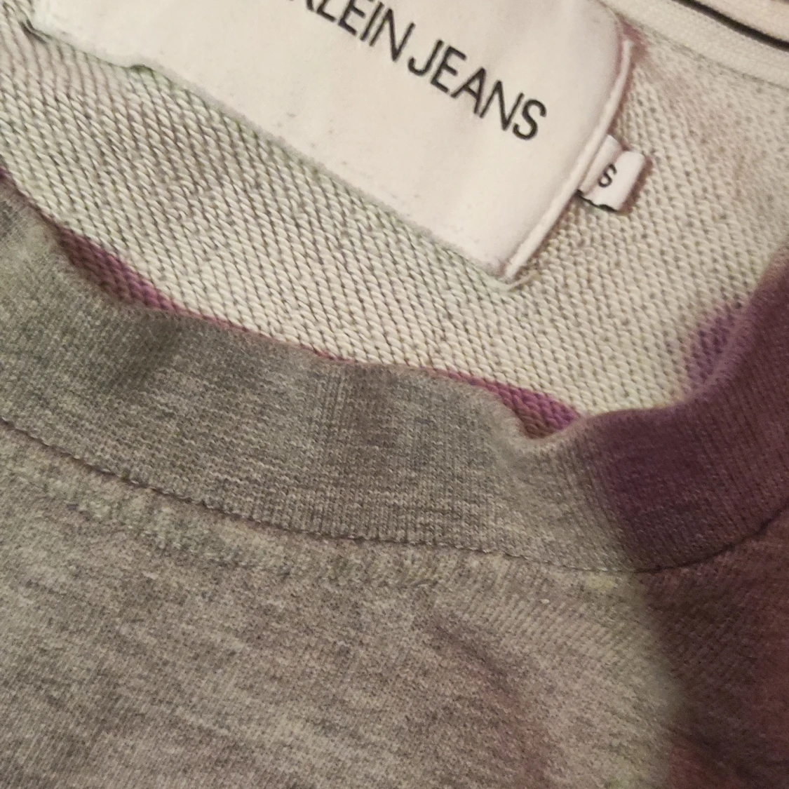 Grå tröja från Calvin Klein Jeans och svart hoodie från EA7 - 1