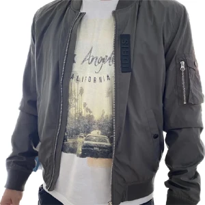 Lättviktsjacka sommarjacka - Riktigt fin Idris Elba lättvikts bomberjacka från Superdry Store. Storlek L. Tunn i fodret så passar bra om man inte vill ha för varm jacka. Färgen är grågrön. Använd ett fåtal gånger och är i jättefint skick!👌