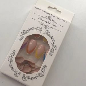 Färgglada lösnaglar  - ❗️Köp inte via ”köp nu” endast Swish ❗️Snygga lösnaglar i olika färger som lila, orange, gul och blå. Perfekt för att snabbt få en trendig look. Naglarna har en modern design med en spetsig form och är enkla att applicera. 