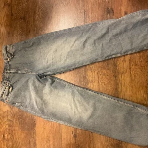 Grå baggy jeans från Weekday - Säljer ett par grå jeans från Weekday, modell Galaxy Loose Straight. De har en avslappnad passform och är perfekta för baggy stil