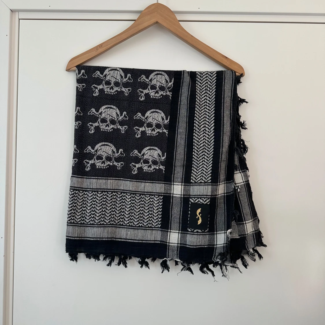 Svart och vit sjal med dödskallemönster - 1