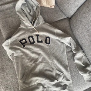 Polo hoodie  - Tröttnat lite på tröjan så letar efter byte mot något, kan även säljas vid bra erbjudande