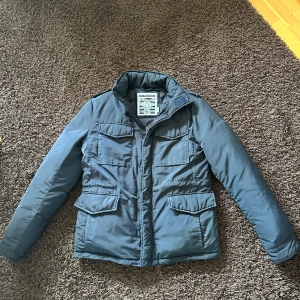 Mörkblå jacka från Zadig & Voltaire - Säljer en snygg mörkblå jacka från Zadig & Voltaire. Jackan har långa ärmar och flera praktiska fickor framtill. Den är quiltad på insidan för extra värme och har en dragkedja framtill. Perfekt för kyligare dagar! Storlek medium men skulle även kunna passa small. Hör av er vid minsta lilla fråga!