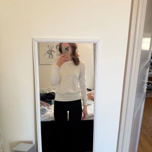 Vit tröja från Saint Tropez - Säljer en stilren vit tröja från Saint Tropez. Tröjan har en klassisk design med långa ärmar och ribbade detaljer vid hals och ärmslut. Perfekt för en minimalistisk look. Använd några gånger.