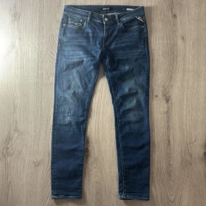 Replay anbass jeans - Säljer ett par Replay Luz Jeans i en snygg blå färg. Denna modell är känd för sin skinny fit-passform och bekväma stretch, vilket gör dem både stiliga och sköna att bära.  🔹 Detaljer: ✔ Modell: Luz  ✔ Storlek: W30 L30 (30 cm midja, 30 cm längd) ✔ Färg: Blå ✔ Material: Hyperflex-stretch för extra komfort och rörelsefrihet ✔ Passform: Slim fit/skinny fit – smickrande och modern look ✔ Skick: Endast använda en gång – i nyskick!  Perfekta jeans för dig som vill ha hög kvalitet och stil i ett! 📦