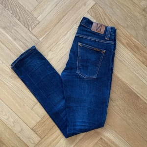 Nudie Jeans - Ett par nudie grim tim jeans. Liknar selvedge jeans men är bara dry. Storlek 30/32 men mer som 28-29/32. Midjemått 37cm. Innerbenslängd 76cm. För mer bilder, mått eller funderingar hojta gärna till. Priset är såklart alltid diskuterbart!
