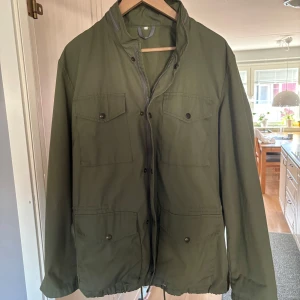 Grön jacka från Fjällräven - Hej, säljer en retro fjällräven field jacka. Jackan e i nyskick storlek M passar även L. Tveka inte på att höra av dig priset är inte hugget i sten🍾💯