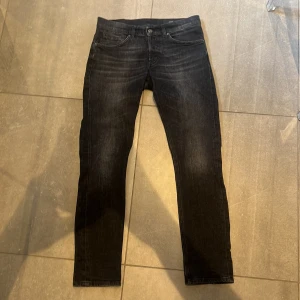 Dondup George Jeans 33 - Super snygga Dondup jeans i modellen George. Storlek 33. Grå svart färg. Väldigt bra skick! Skriv vid frågor eller funderingar.