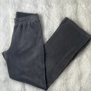 Grå mjukisbyxor från Gina Tricot - Säljer ett par grå mjukisbyxor från Gina Tricot i storlek XS. Byxorna har en elastisk midja och är tillverkade i ett mjukt och bekvämt material. Perfekta för en avslappnad stil.