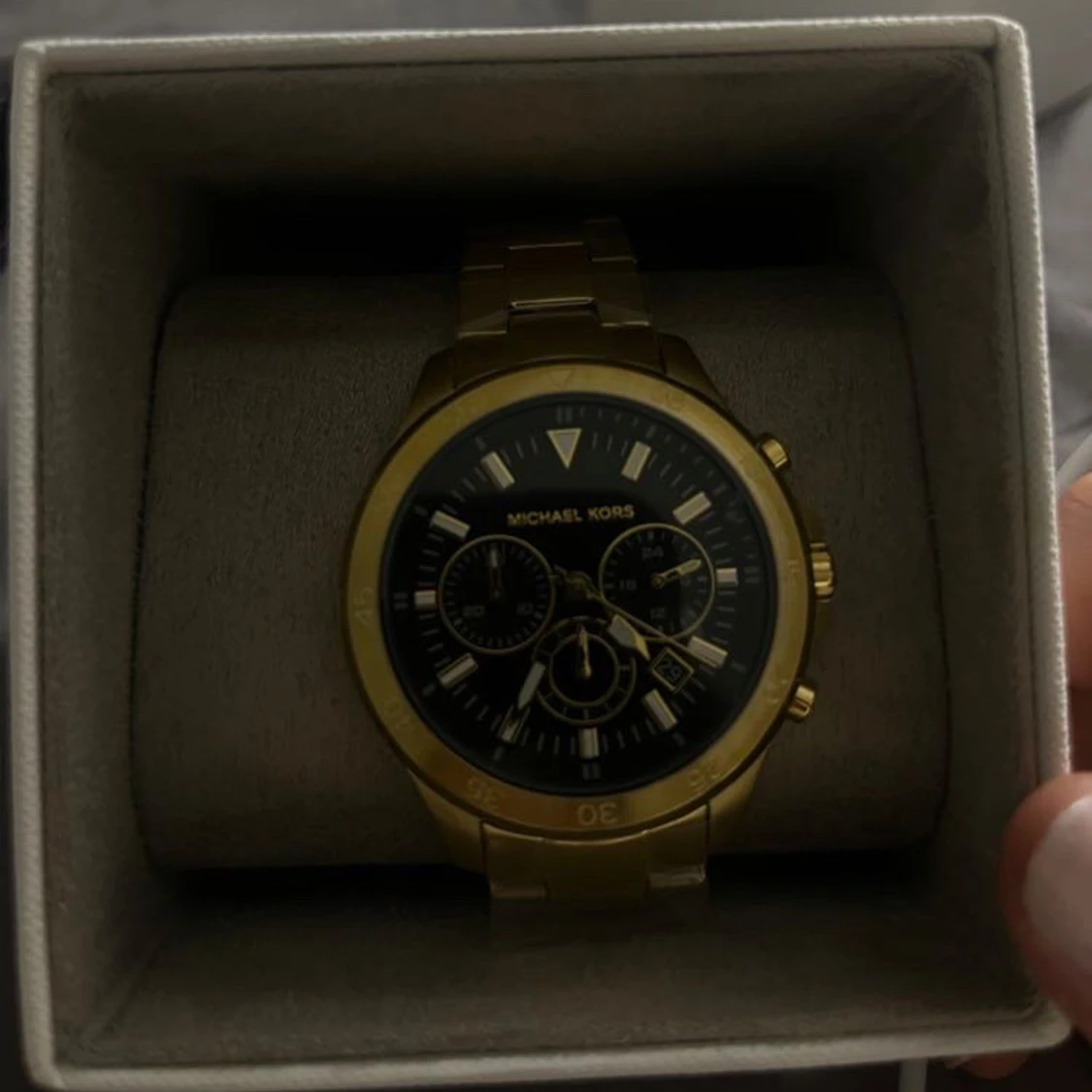 Guldfärgad klocka från Michael Kors hellt ny. Pris 3200kr säljer billigt  - 4