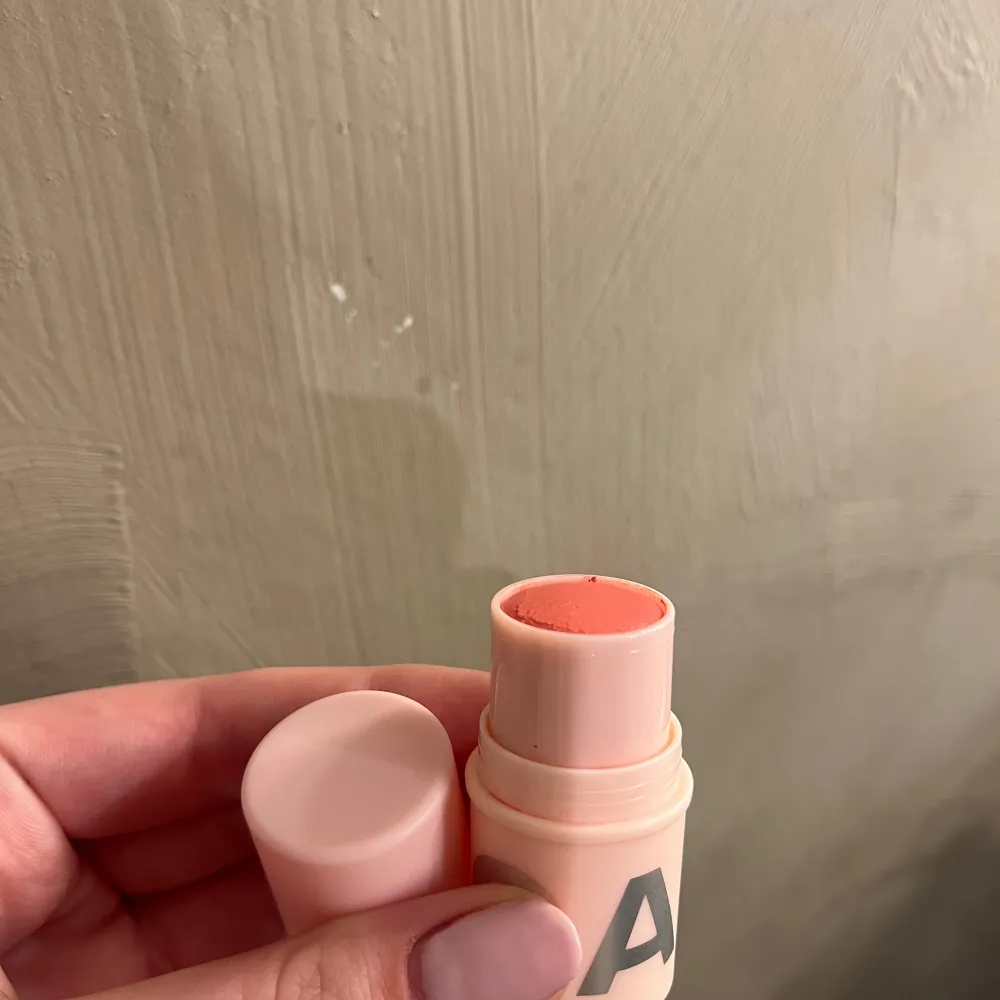 Krämrouge i en praktisk stiftform med en mjuk rosa nyans, berry smoothie. Perfekt för att ge kinderna en naturlig och fräsch färg. Enkel att applicera och blanda ut för en jämn finish. ENDAST APPLICERAD PÅ REN HAND. Säljer eftersom de inte var en färg för mig och har andra jag gillar mer, är testad ett fåtal gånger men har ALDRIG lagt den direkt på ansiktet!!. Beauty.