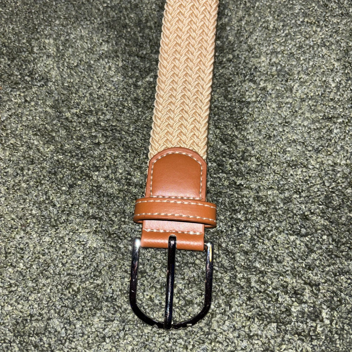 Beige flätat bälte med bruna detaljer - 1