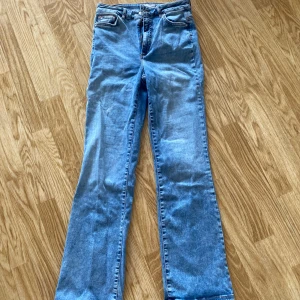 Blå bootcut jeans - Jätte fina bootcut jeans från Cubus. Dom är i storlek M, men dom är väldigt stretchiga! 