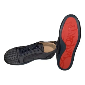 Söker loubs 45/46/47 - Söker loubs i gott/ok skick för runt 1500-1800:- med eller utan nitar spelar inte någon roll. Söker svarta,gråa eller vita.