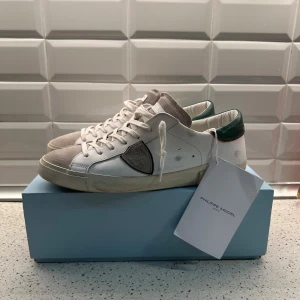 Vita sneakers från Philippe Model - Snygga vita sneakers från Philippe Model. Som är köpta för ett halvår sedan men är knappt använd pågrund av att dom är för stora. Säljer skorna för att dom inte kommer till användning längre.