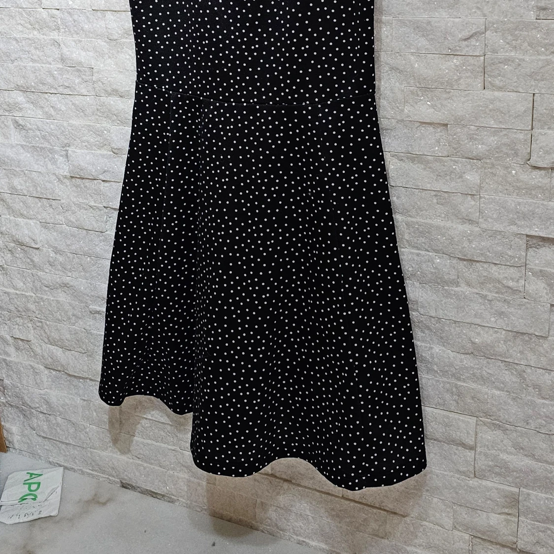 Svart prickig klänning från Divided - 1
