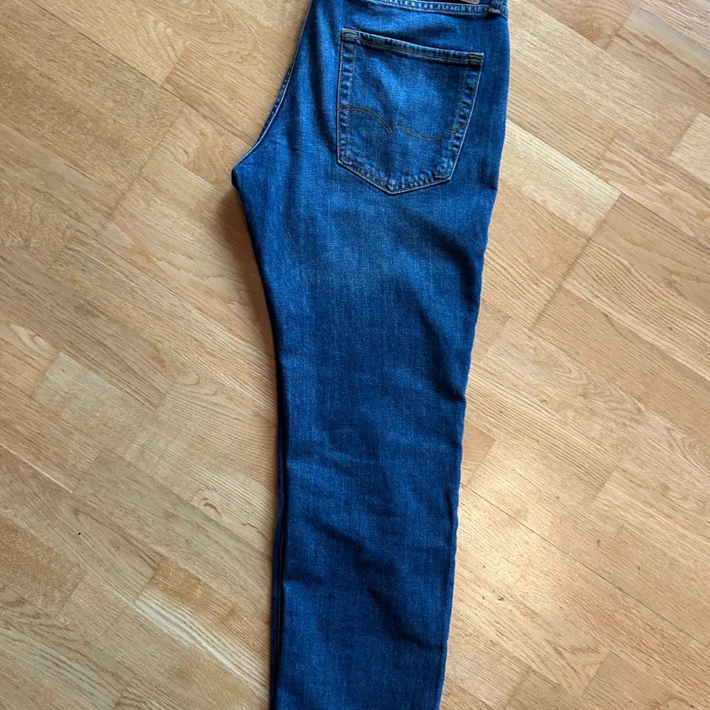 Straight jeans från Jack & Jones i ny skick. Saknar prislappen och andra tags. Storlek: W33 L32. Skriv vid minsta fundering eller vid fler bilder.. Farkut & Housut.