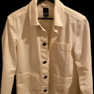 Overshirt/jacka - Säljer denna overshirt/jackan då jag inte passar den längre✅Den är i storlek XS men passar S✅Jackan är i helt perfekt skick då jag själv tagit hand om den bra så det finns inga skador✅😉Den är skön att ha under våren eller kyligare sommar dagar/kvällar☀️