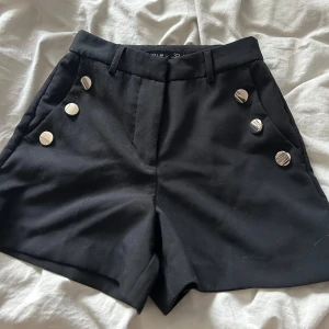 Svarta shorts med knappar - Snygga svarta shorts med hög midja och guld knappar