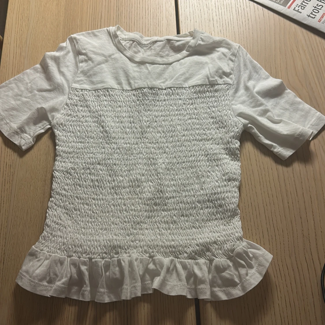 Vit topp med volangdetalj frĂ„n Gina tricotđ